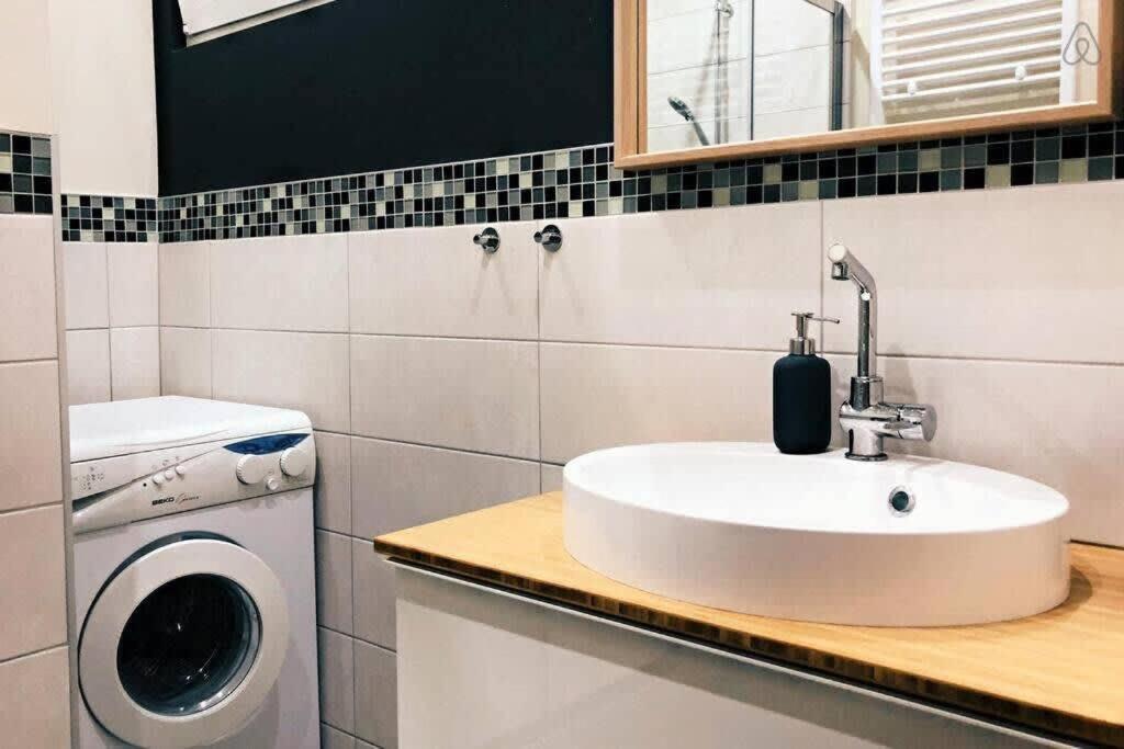 Fully Equipped Two Bedroom Schuman Area *