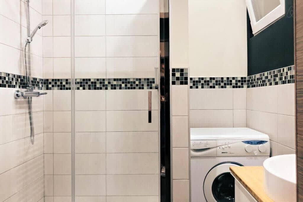 Fully Equipped Two Bedroom Schuman Area Appartamento