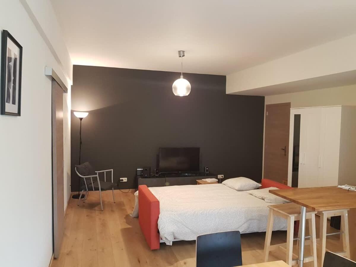 Fully Equipped Two Bedroom Schuman Area Appartamento *
